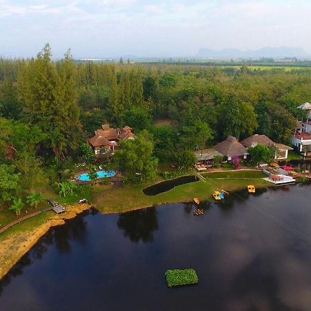 Golden Lake View Boutique Resort Канчанабури Экстерьер фото