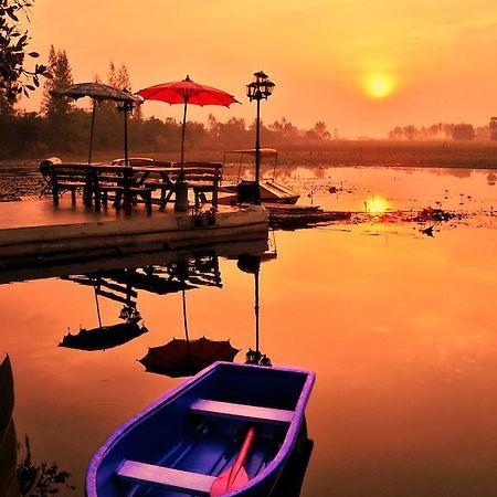 Golden Lake View Boutique Resort Канчанабури Экстерьер фото