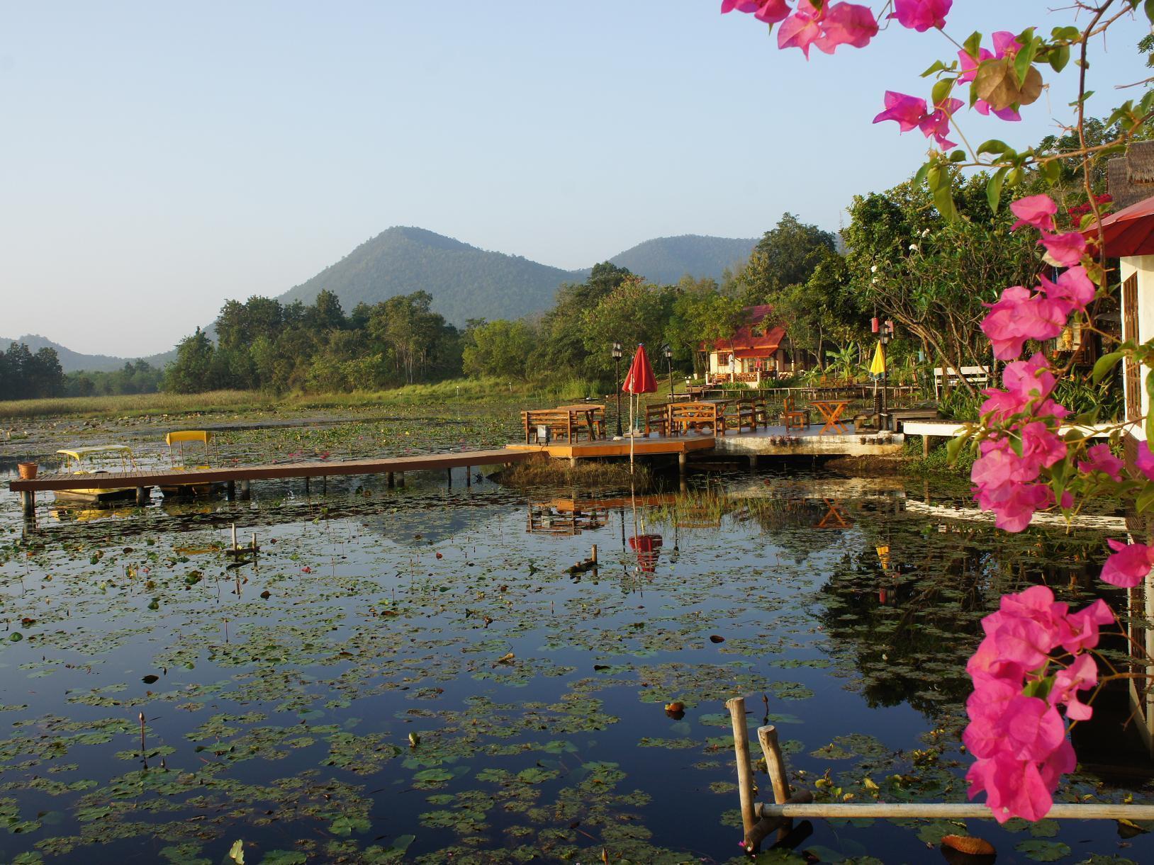 Golden Lake View Boutique Resort Канчанабури Экстерьер фото