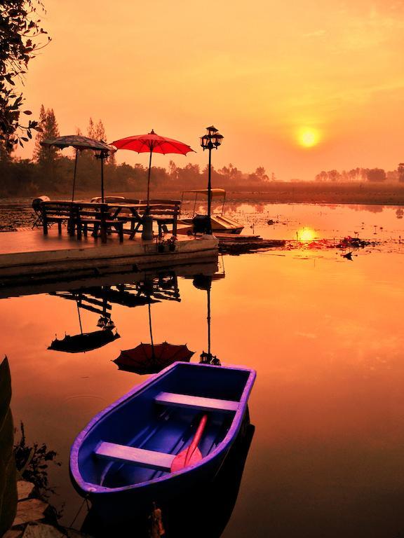 Golden Lake View Boutique Resort Канчанабури Экстерьер фото