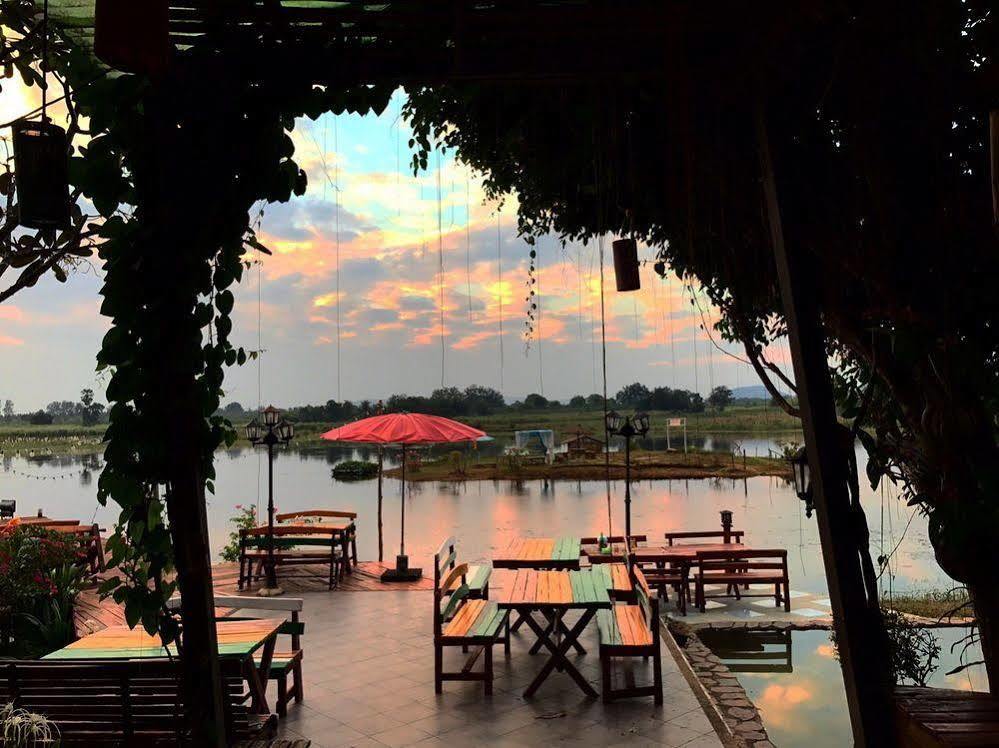 Golden Lake View Boutique Resort Канчанабури Экстерьер фото