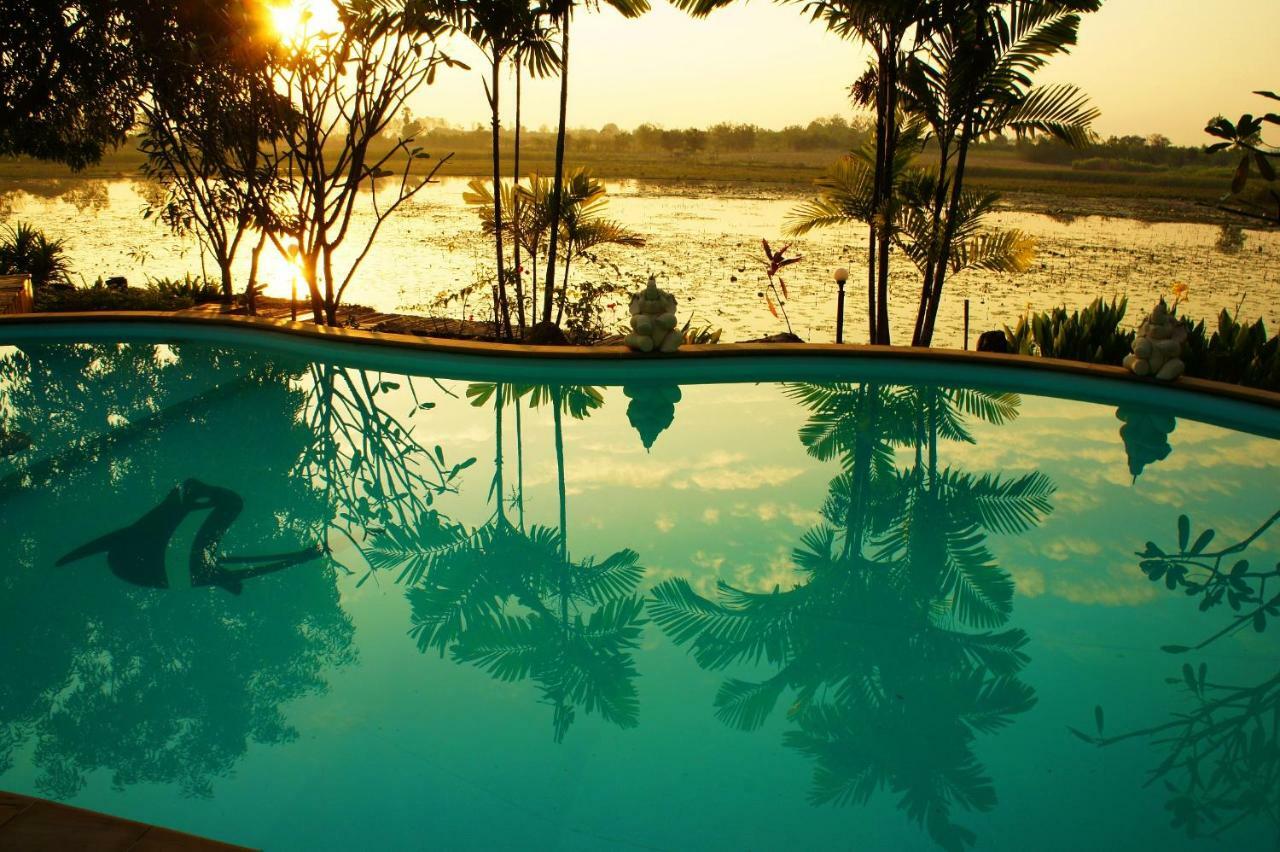 Golden Lake View Boutique Resort Канчанабури Экстерьер фото